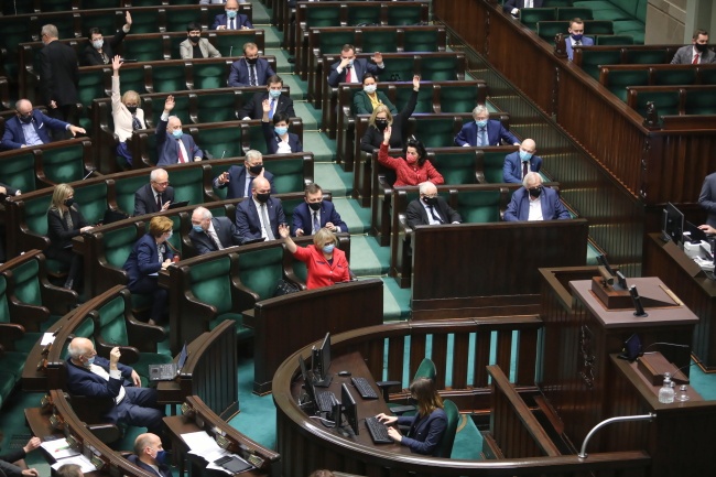 Posłowie na sali obrad Sejmu. fot. PAP/Wojciech Olkuśnik