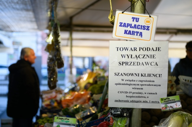 Mimo epidemii koronawirusa i zakazu zgromadzeń w całej Polsce odbywają się bazary i targowiska. Fot. PAP/Jakub Kaczmarczyk