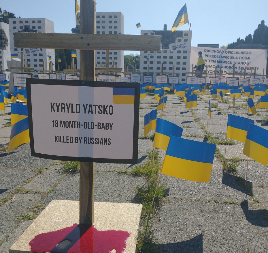 Ukraińska instalacja przed Mauzoleum Żołnierzy Radzieckich. Fot. Twitter/Krzysztof Horwat