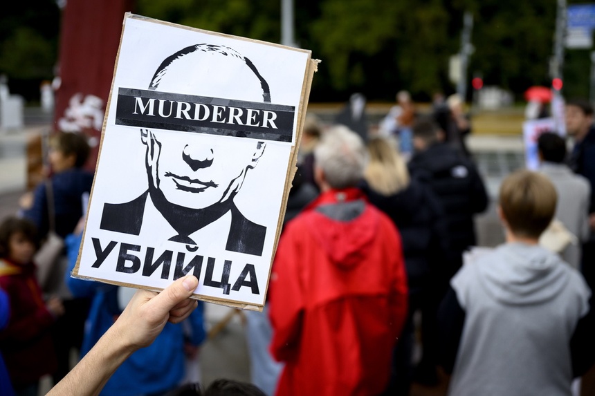 Szwajcaria. Protest przeciw Władimirowi Putinowi. Fot. PAP/EPA/LAURENT GILLIERON
