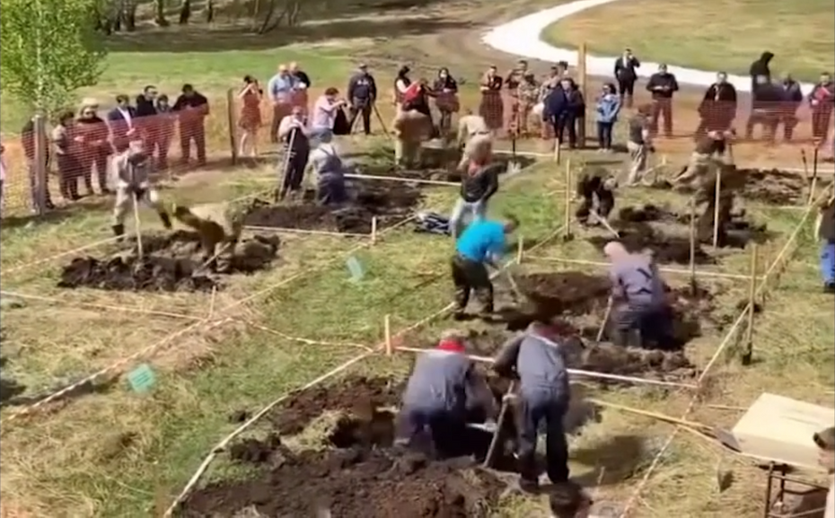 Rosjanie zorganizowali zawody w kopaniu grobów.
