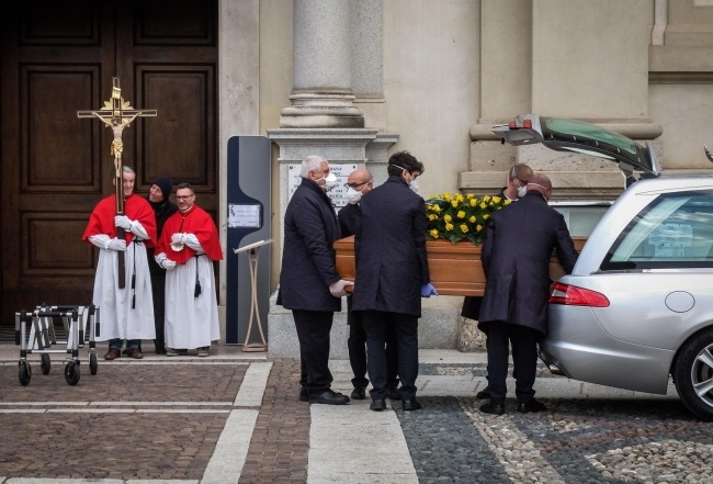 Pogrzeb w Nembro, obok Bergamo, w północnych Włoszech, fot. PAP/EPA