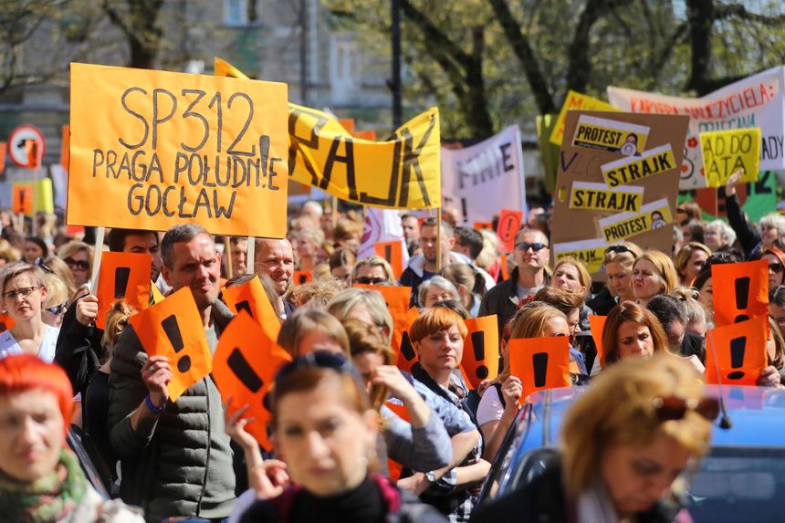 Protest pod siedzibą Ministerstwa Edukacji Narodowej. fot.PAP/Rafał Guz