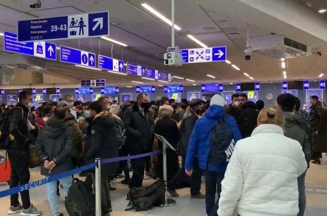 Migranci na lotnisku w Mińsku, fot. Twitter
