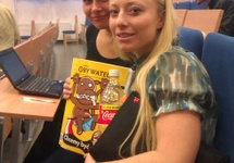 Monika (od lewej) i Dominika. Dominika dodaje, że ma poglądy centrolewicowe, sympatyzowała z demokraci.pl