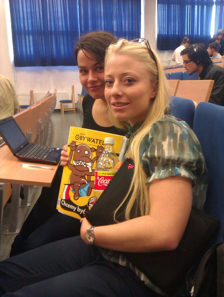 Monika (od lewej) i Dominika. Dominika dodaje, że ma poglądy centrolewicowe, sympatyzowała z demokraci.pl