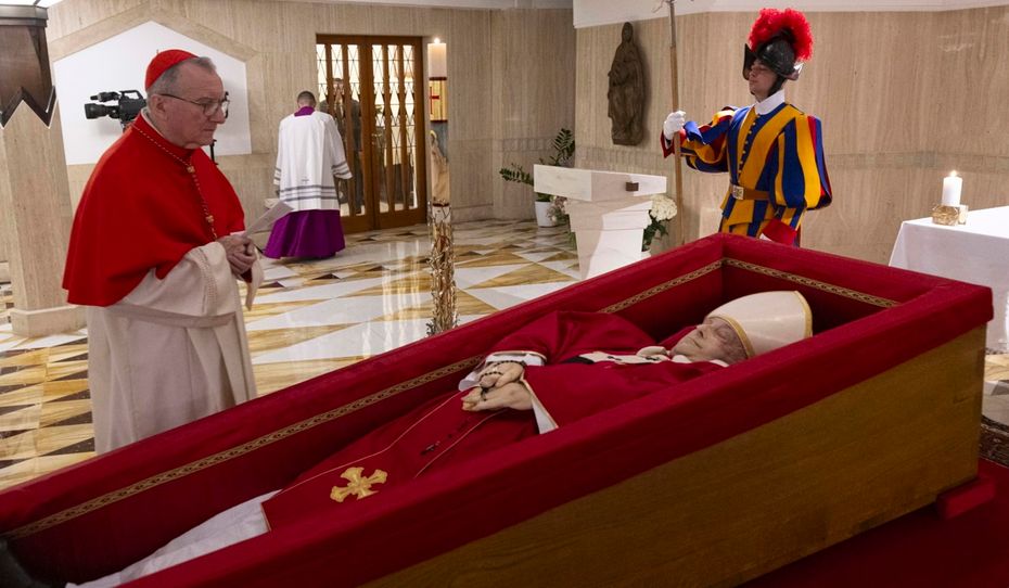 Kardynał Pietro Parolin obok ciała papieża Franciszka podczas obrzędu potwierdzenia śmierci papieża w Kaplicy św. Marty w Watykanie.
