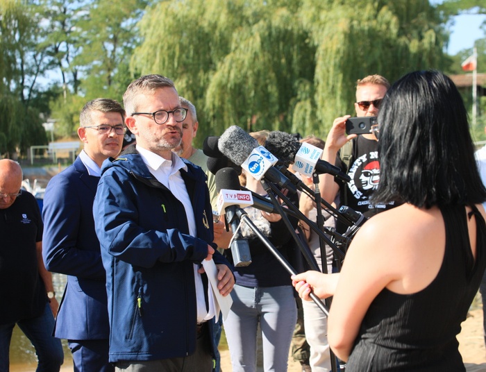 Wiceminister zachęcał do kąpania się w Odrze. Zapłacił za ośmieszanie rządu