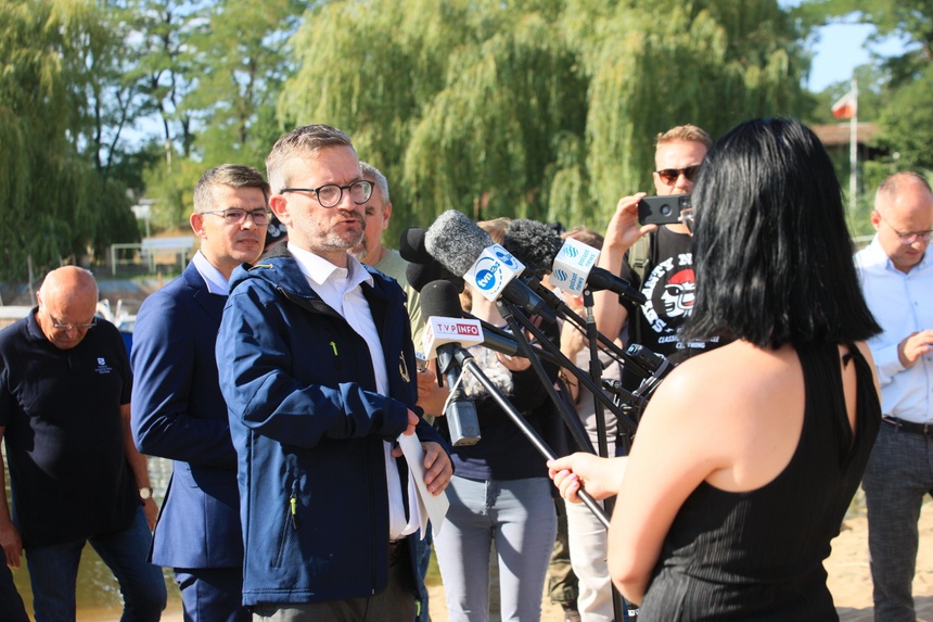 Wiceminister infrastruktury Grzegorz Witkowski w połowie sierpnia zapewniał, że  można kąpać się w Odrze. Źródło: PAP Archiwum