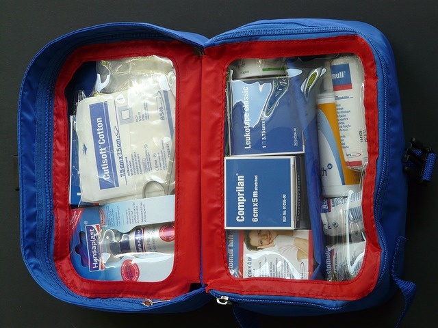 Wakacyjna apteczka powinna zawierać m.in. leki na biegunkę, przeziębienie i opatrunki. Fot. Pixabay