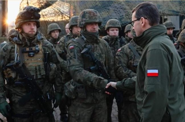 Premier wizytuje żołnierzy i funkcjonariuszy strzegących wschodniej granicy Polski, fot. KPRM/Twitter