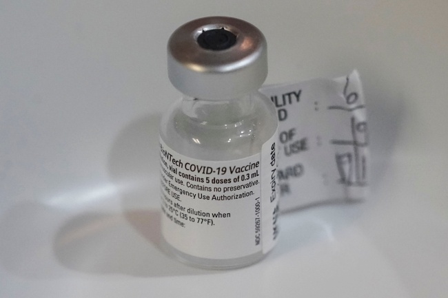 Szczepionka przeciw koronawirusowi. fot. PAP/EPA
