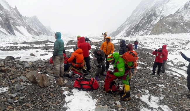 Przygotowania do wylotu ekipy ratunkowej z bazy pod K2. Fot. PAP