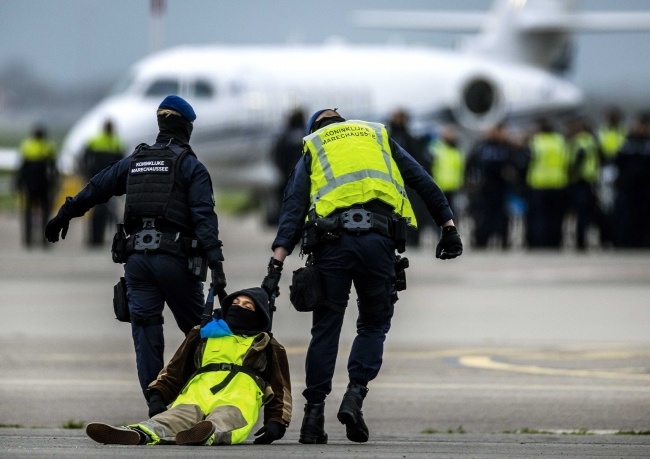 Usuwanie aktywistów z lotniska Schiphol, fot. PAP/EPA/Remko de Waal