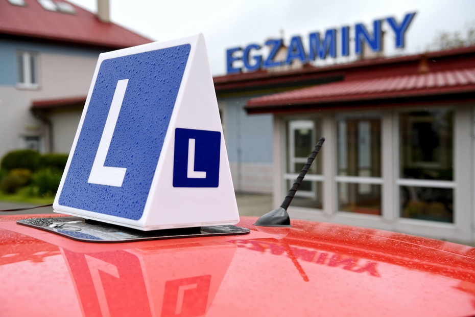 Coraz więcej WORD-ów przyłącza się do protestu egzaminatorów. W efekcie odwoływane są egzaminy na prawo jazdy w wielu polskich miastach. (fot. PAP)