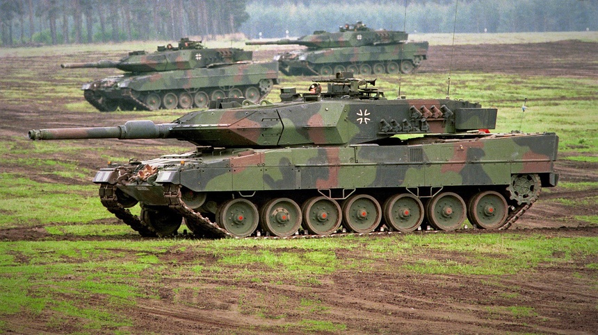Niemcy nadal zwlekają z decyzją ws. przekazania Ukrainie czołgów Leopard 2. "Der Spiegel" donosi, że kraj ten posiada 19 czołgów odpowiednich do wysłania na Ukrainę. (fot. PAP/EPA)