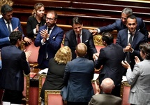 Premier Giuseppe Conte przemawia w parlamencie. fot. PAP/EPA/ETTORE FERRARI