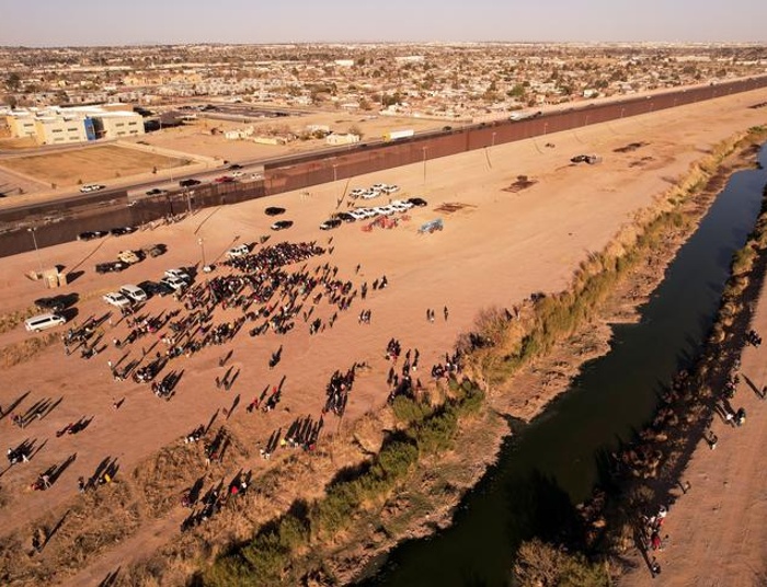 Imigranci płacą krocie za przedostanie się z Meksyku do USA. Sytuacja jest napięta