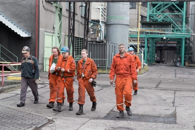 Ratownicy przed kopalnią CSM Stonawa, fot. PAP/Łukasz Gągulski