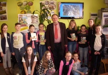 Uczniowie ze  szkoły podstawowej , prelekcja w GBP w Spytkowicach