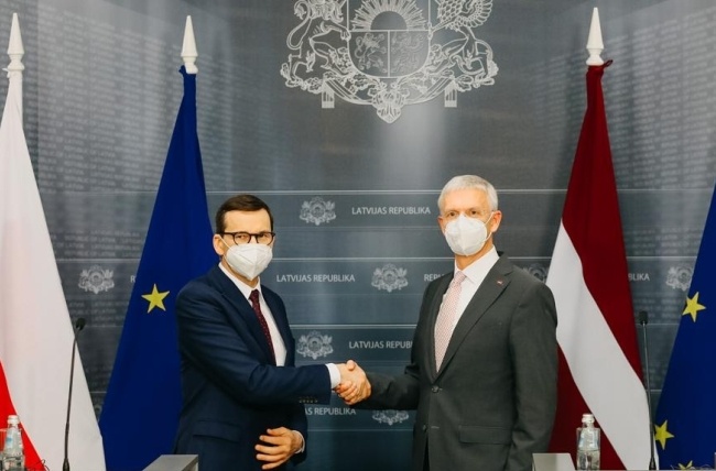 Premier Mateusz Morawiecki z z premierem Łotwy Kriszjanisem Karinszem. Fot. Twitter/KPRM