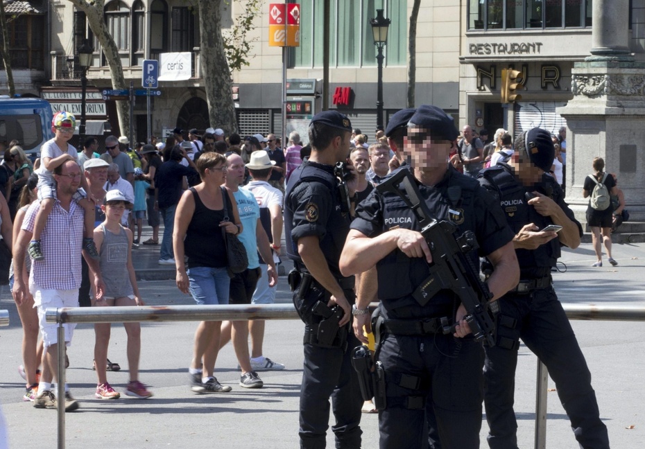 Ulica Las Ramblas w Barcelonie strzeżona przez policję, fot.  	PAP/EPA/QUIQUE GARCIA