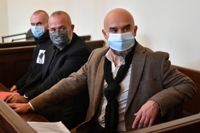 Oskarżeni mężczyźni w procesie o przewrócenie pomnika ks. Jankowskiego, fot. PAP/Adam Warżawa
