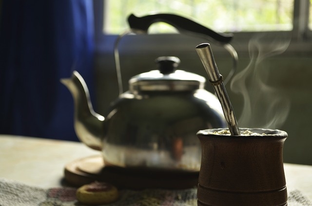 Herbata, zwłaszcza ziołowa, może być alternatywą dla kawy.