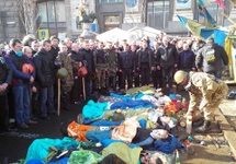 Pamięć zabitych przez snajperów ludzi, przed Pocztą Główną w Kijowie, ul.Hreszczatyk