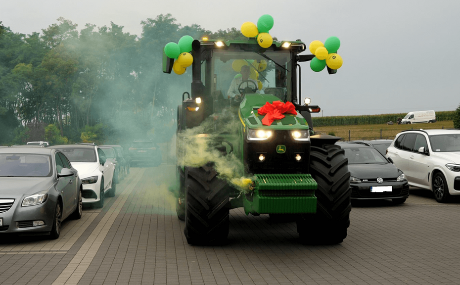 Traktor w prezencie ślubnym dla Norberta Kaczmarczyka od jego brata Konrada Kaczmarczyka. Fot. Facebook/Wanicki Agro