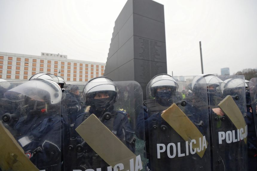 Kordon policji przed pomnikiem smoleńskim