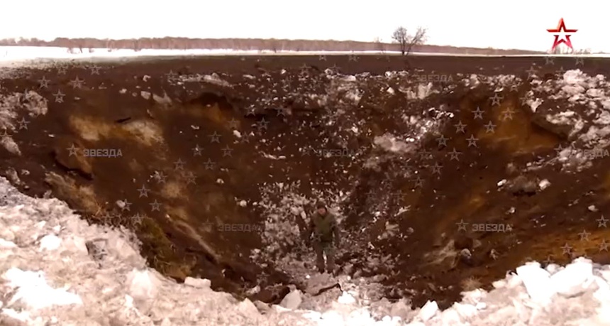 Krater na poligonie w Rosji, który spodobał się Dmitrijowi Rogozinowi.
