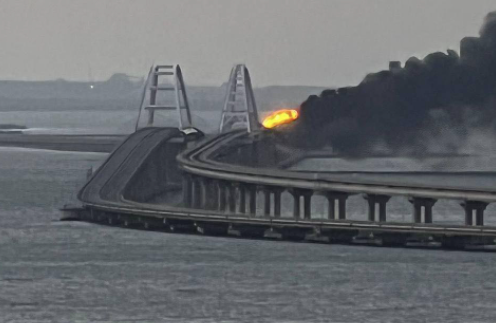 Sobotni pożar na moście Krymskim prowadzącym do Rosji wzbudził panikę wśród rosyjskie administracji anektowanego Krymu. Źródło: Twitter/KyivPost