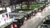 Wojskowe ciężarówki wywożące trumny z Bergamo/fot. PAP/EPA/FABIO CONTI