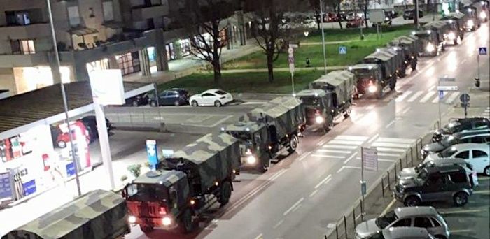 Wojskowe ciężarówki wywożące trumny z Bergamo/fot. PAP/EPA/FABIO CONTI