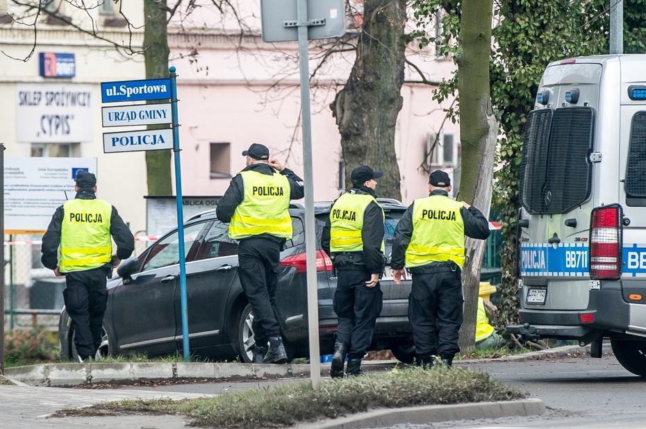 Policja i służby specjalne na miejscu zdarzenia w Wiszni Małej, fot. PAP/Maciej Kulczyński