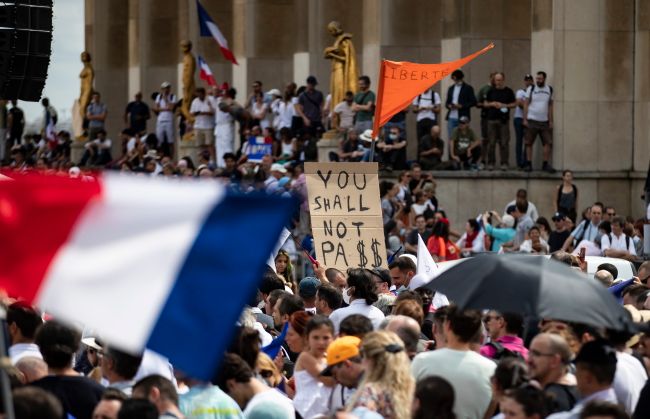 Choć Francuzi się szczepią, protestują też przeciw przymusowym szczepieniom. Fot. PAP/EPA/IAN LANGSDON