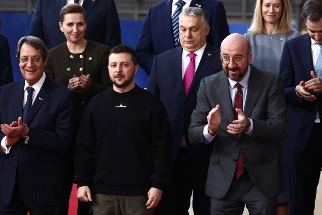 Viktor Orban stoi za Wołodymyrem Zełenskim, fot. PAP/EPA/STEPHANIE LECOCQ