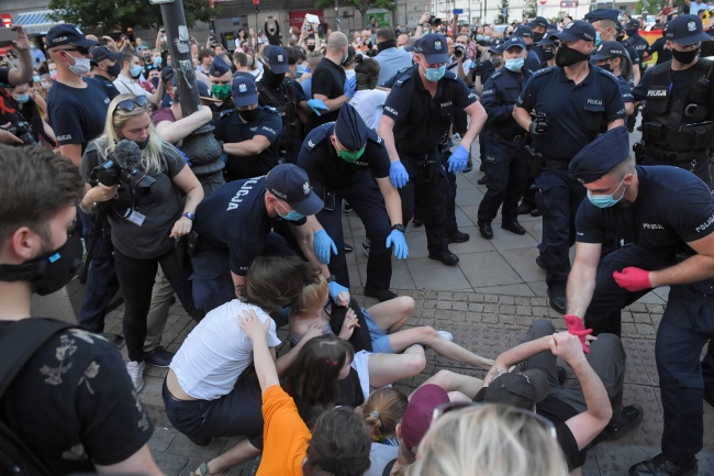 Akcja policji podczas protestu aktywistów LGBT na Krakowskim Przedmieściu w Warszawie. Fot. PAP/Radek Pietruszka