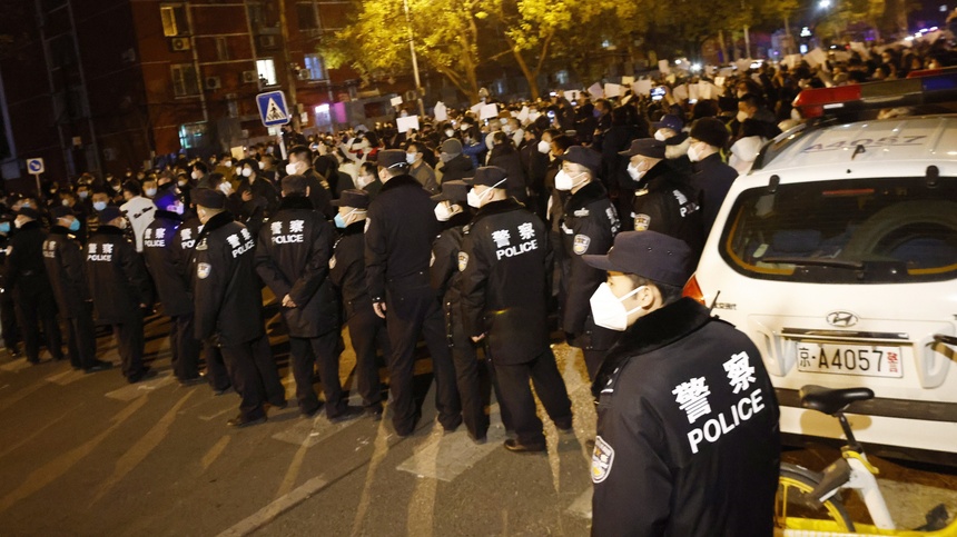 Chińska policja patroluje miasta w odpowiedzi na masowe protesty przeciwko polityce zero-COVID. (fot. PAP/EPA)