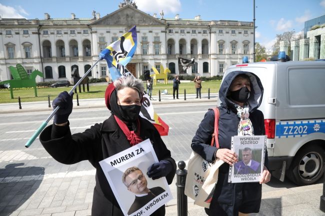 Manifestacja poparcia sędziego Włodzimierza Wróbla. fot. PAP/Wojciech Olkuśnik