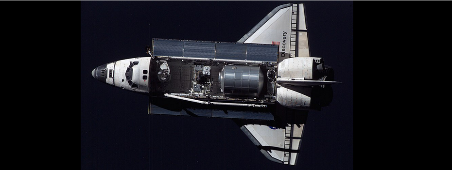 Wikipedia: Wahadłowiec kosmiczny Discovery z otwartym przedziałem ładunkowym z modułem Leonardo