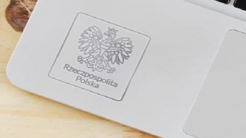 Na laptopach, które trafia do uczniów, wygrawerowane zostaną specjalne oznaczenia. (fot. gov.pl)