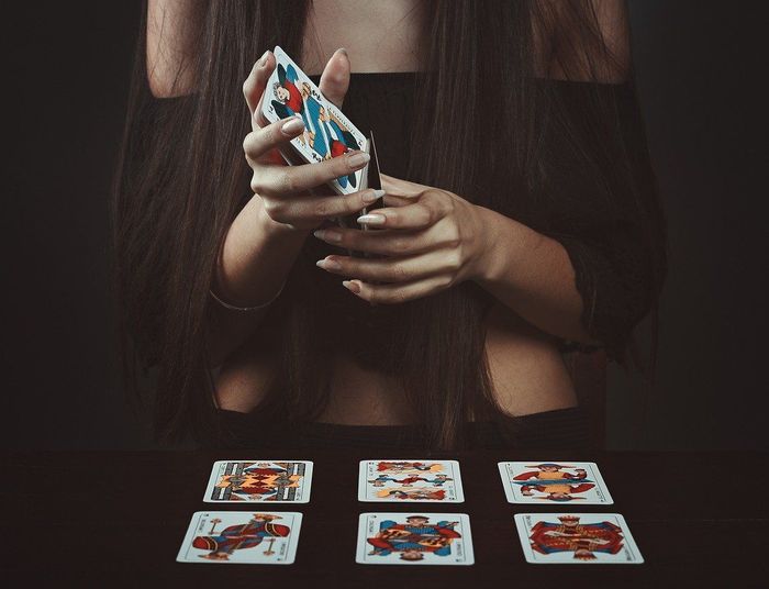 Zniszczyła ją magia. Wróżka wyłudziła grube miliony od zdesperowanej klientki