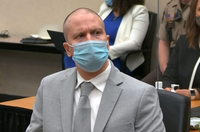 Derek Chauvin na sali sądowej. Fot. screenshot video