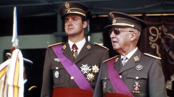 Francisco Franco i późniejszy król Juan Carlos podczas parady  |  Gianni Ferrari/Cover/Getty Images