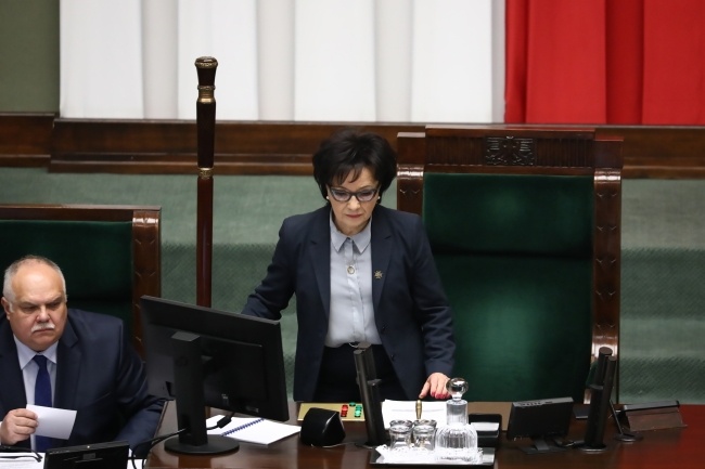 Marszałek Sejmu Elżbieta Witek (P) na sali obrad Sejmu w Warszawie, fot. PAP/Tomasz Gzell