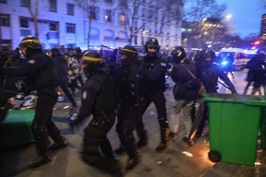 Protesty w Paryżu. Źródło: EPA/CHRISTOPHE PETIT TESSON