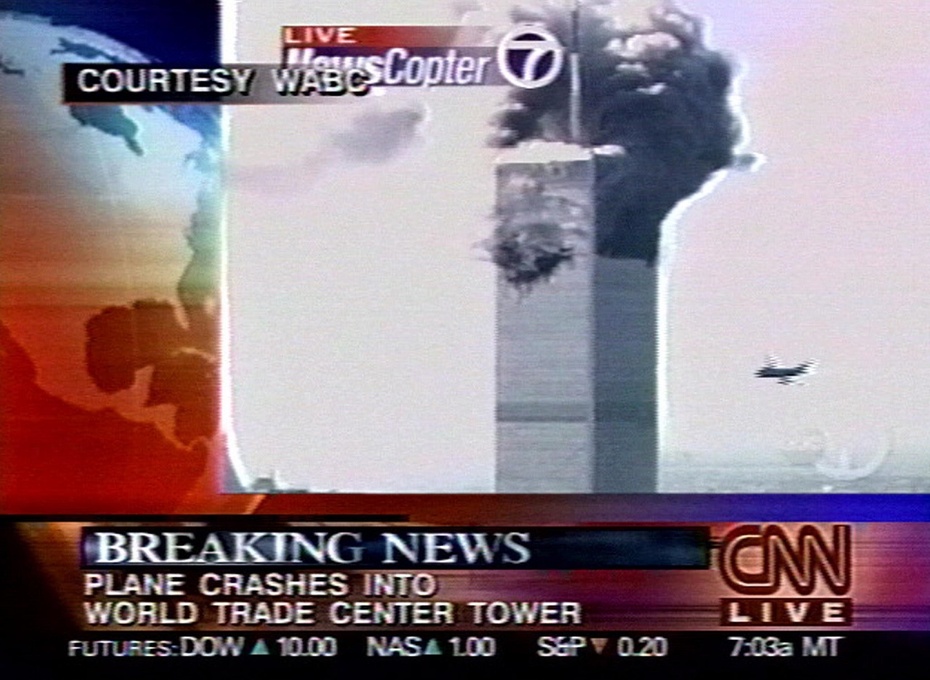 Uderzenie drugiego samolotu w wieże World Trade Center, Nowy Jork, USA. 11 września 2001 roku. Fot. PAP/EPA/CNN