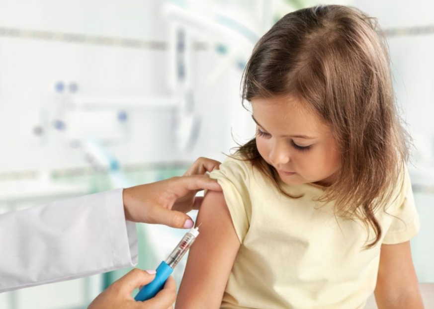 Wśród rodziców wzrasta niezdecydowanie lub niechęć wobec szczepień. Fot. gov.pl